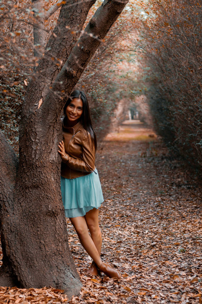 Diana, una chica junto a un arbol de los miles dentro de los senderos en los viveros de Coyoacan, Ciudad de Mexico. Un bosque dentro de la ciudad. - Foto, immagini