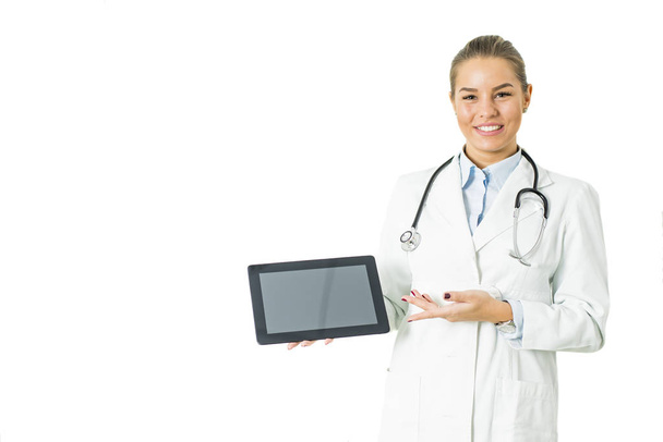 Jolie jeune femme médecin avec tablette numérique
 - Photo, image