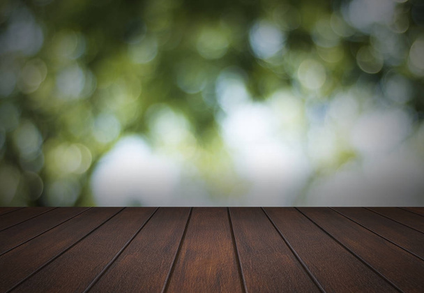 Порожня дерев'яна підлога столу або полиця на м'якому боке та розмитий зелений фон природи, копіювати простір для розміщення об'єкта для відображення та реклами
 - Фото, зображення