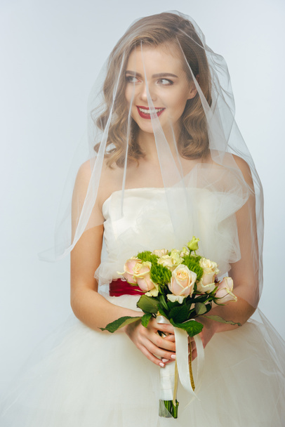 güzel gelin gelinlik ve peçe düğün buket elinde ile portresi - Fotoğraf, Görsel