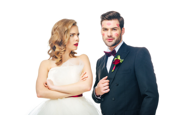 ritratto di sposa con le braccia incrociate guardando lo sposo con rossetto sul viso isolato su bianco
 - Foto, immagini