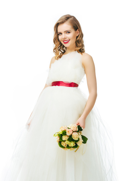 Porträt der schönen fröhlichen Braut mit Brautstrauß isoliert auf Weiß - Foto, Bild