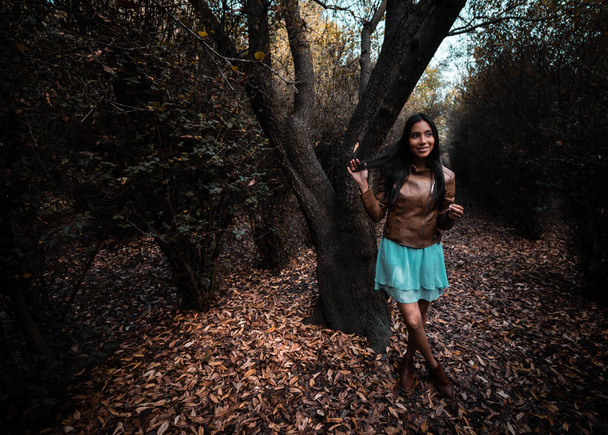 Diana, una chica junto a un arbol de los miles dentro de los senderos en los viveros de Coyoacan, Ciudad de Mexico. Un bosque dentro de la ciudad. - Foto, afbeelding