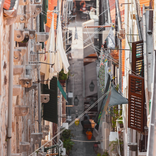 Cubiertas del casco antiguo de Dubrovnik. Vista aérea. Despegue a través de las estrechas calles de los tejados
 - Foto, Imagen
