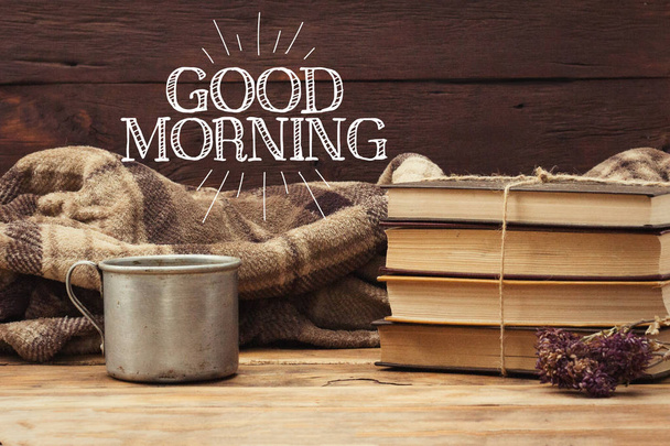 Kovov s horký čaj, kávu, teplá deka, hromadu knihy - Fotografie, Obrázek