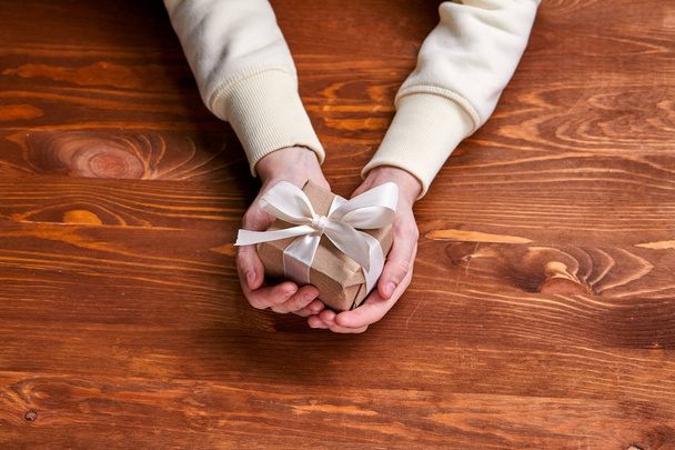 hands holding handmade gift box, close-up - Фото, зображення