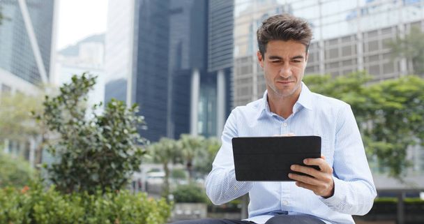 Homem de negócios hispânico usando tablet
  - Foto, Imagem