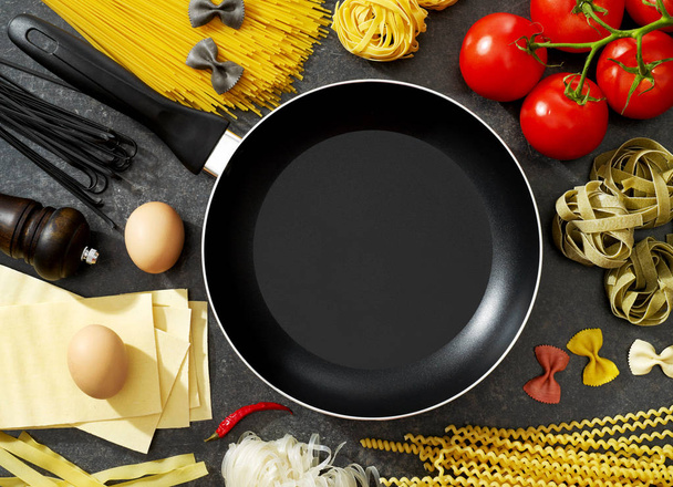 Сковородка, макароны и ингредиенты
 - Фото, изображение