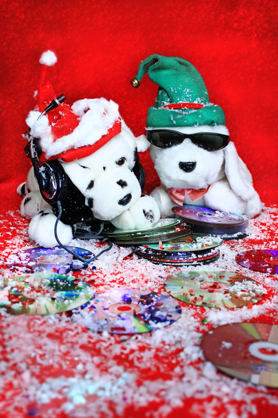 Dos perros de juguete escuchan música sobre un fondo rojo
 - Foto, Imagen