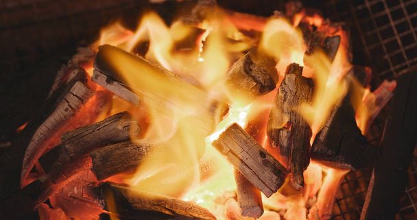 Holzkohle zum Grillen aus nächster Nähe in Flammen  - Foto, Bild