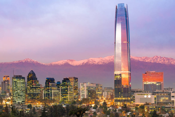 Skyline do distrito financeiro em Providencia, em Santiago do Chile, com a Cordilheira dos Andes em segundo plano
 - Foto, Imagem