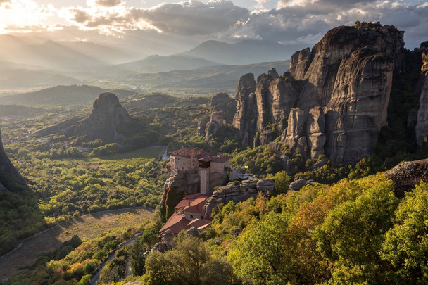 Meteora é uma formação rochosa no centro da Grécia, mais precipitadamente construído complexos de mosteiros ortodoxos orientais
 - Foto, Imagem