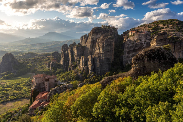 Meteora is a rock formation in central Greece, most precipitously built complexes of Eastern Orthodox monasteries - Φωτογραφία, εικόνα