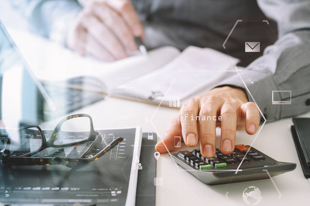 бизнесмен ручной работы с финансами о стоимости и калькулятор
 - Фото, изображение