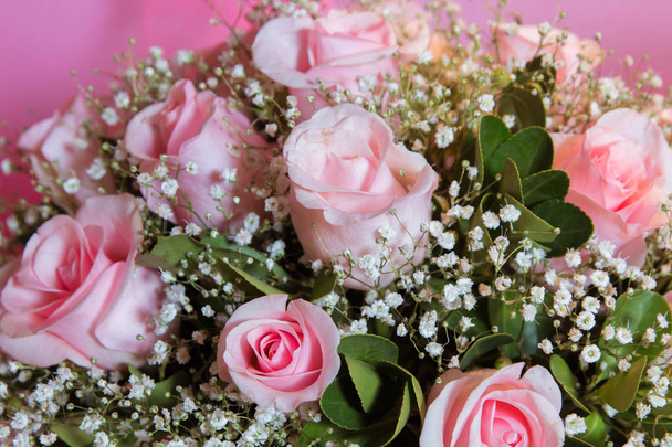 Różowy bukiet róż różowy tło. Walentynki-dzień tło Candy Bar - Zdjęcie, obraz