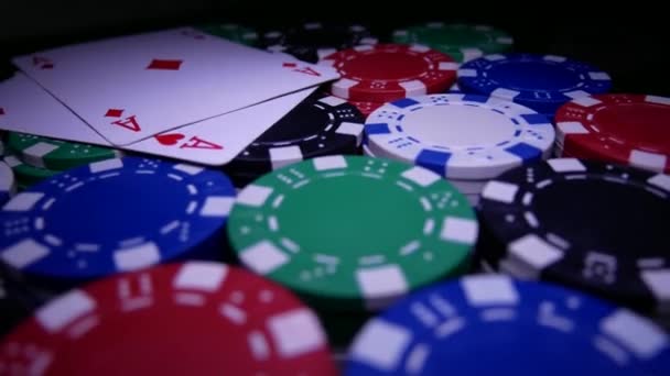 doppelte Diamanten-Asse auf Pokerchips - Filmmaterial, Video