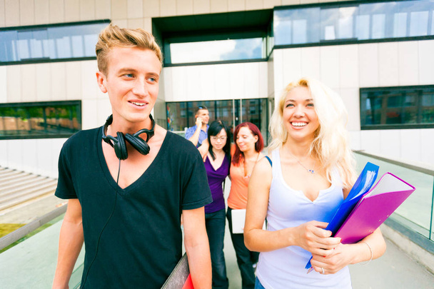 estudiantes felices saliendo de la universidad
 - Foto, Imagen