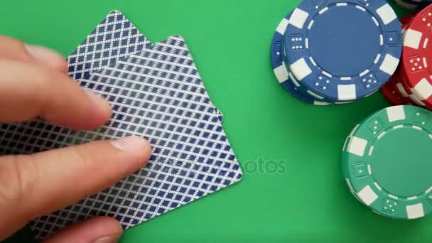 Pokerinpelaaja siirtää pelimerkkejä pöydälle kasinolla. Kasino sirut
 - Materiaali, video