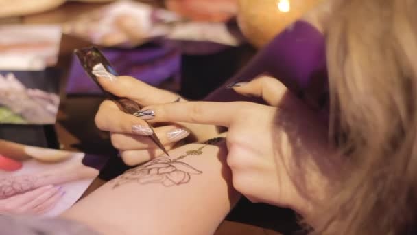 Frauenhand, die mit Mehendi in Großaufnahme verziert wird - Filmmaterial, Video