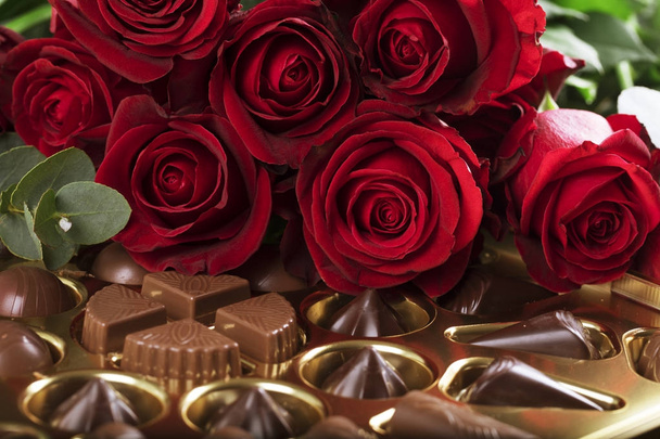 赤いバラとチョコレートの箱 - 写真・画像
