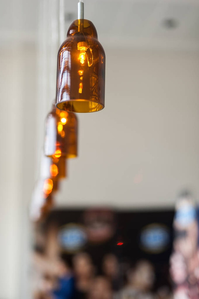 レストラン内部デザインでトップに絞首刑に黒ビールのボトルの装飾ランプ - 写真・画像