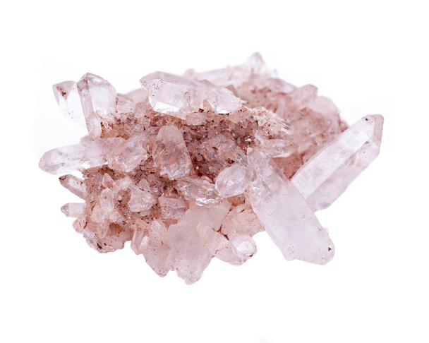 Himalaya bergkristal cluster met hematiet insluitsels geïsoleerd op witte achtergrond - Foto, afbeelding