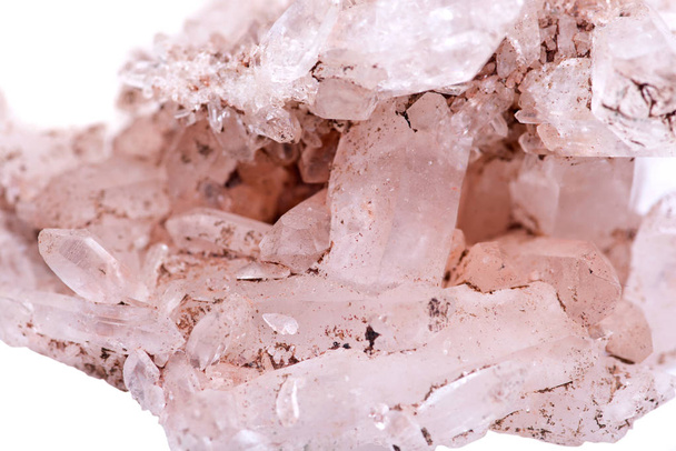 Himálajské průhledný quartz clusteru s inkluzemi hematit izolovaných na bílém pozadí - Fotografie, Obrázek
