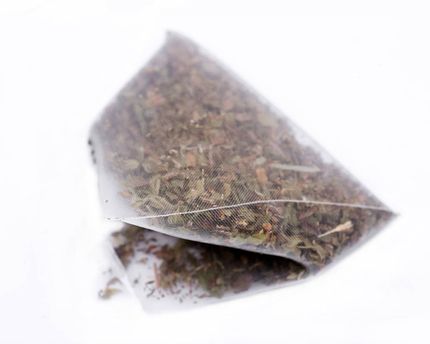 Saco de chá orgânico de hortelã melange isolado no fundo branco
 - Foto, Imagem