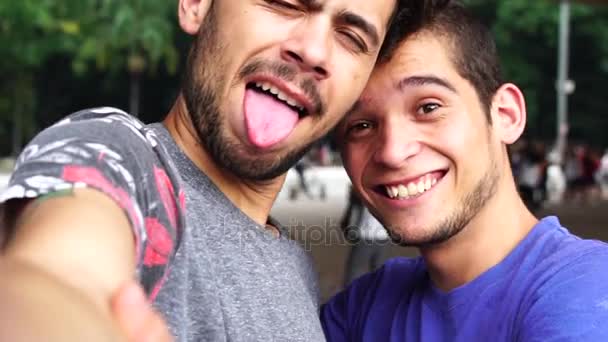 Homosexuelles Paar spricht ein Selfie und küsst sich - Filmmaterial, Video