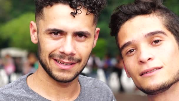Portrait de couple / amis gays
 - Séquence, vidéo