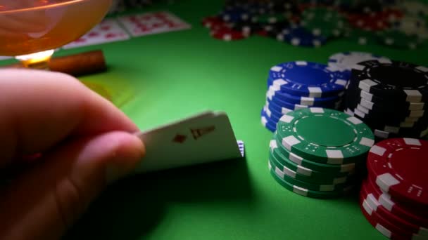 Игрок в азартные игры перемещает фишки для покера на стол в казино
 - Кадры, видео