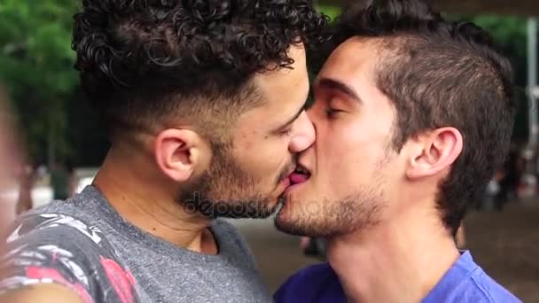 Homoseksuaalinen pari puhuu selfie ja suudella
 - Materiaali, video