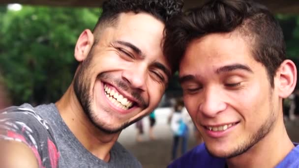 Homoszexuális pár beszél a selfie és a csók - Felvétel, videó