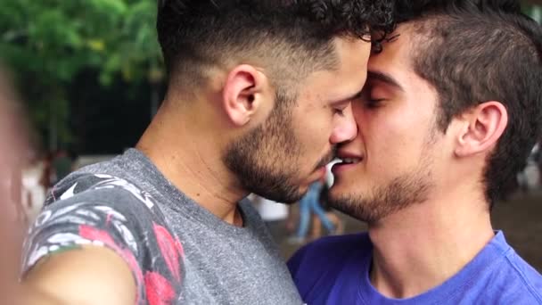 Homosexuelles Paar spricht ein Selfie und küsst sich - Filmmaterial, Video