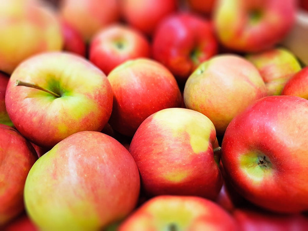 新鮮な赤いリンゴ - 写真・画像