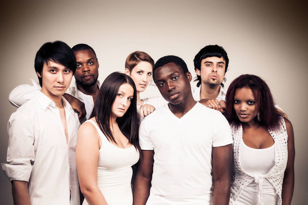 grupo multi-étnico de jovens adultos
 - Foto, Imagem