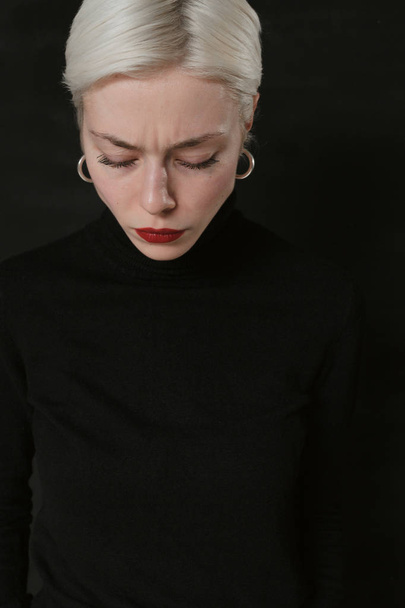 Hermosa chica emocional con el pelo blanco sobre un fondo negro
 - Foto, Imagen