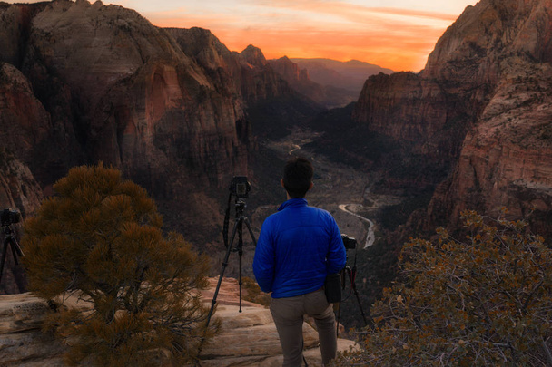 El fotógrafo mirando el atardecer del Parque Nacional Zion con Camer
 - Foto, Imagen