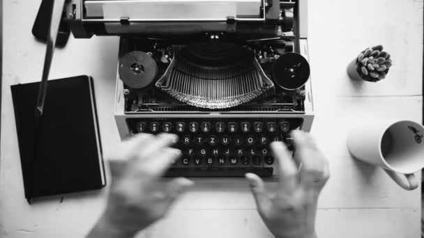 Συγγραφέας πληκτρολογώντας με ρετρό γραφής μηχάνημα. - Πλάνα, βίντεο