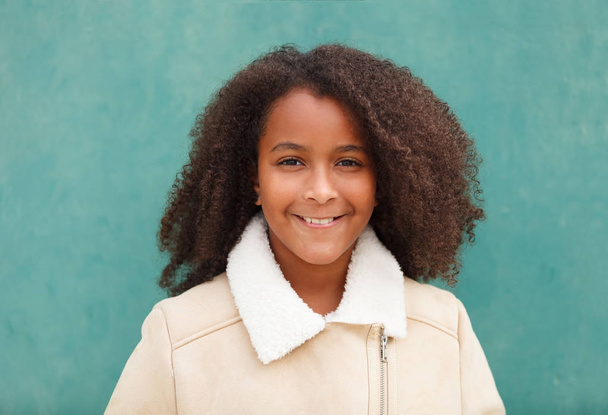 söpö Afrikkalainen Amerikkalainen tyttö hymyilee vihreällä taustalla
 - Valokuva, kuva