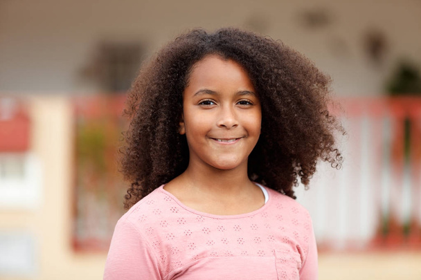 linda chica afroamericana sonriendo en la calle
 - Foto, Imagen
