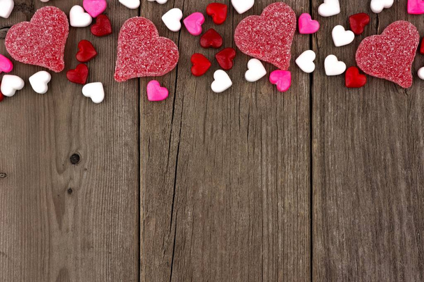 Valentinstag herzförmige Bonbons Top Rand auf einem rustikalen Holz Hintergrund - Foto, Bild