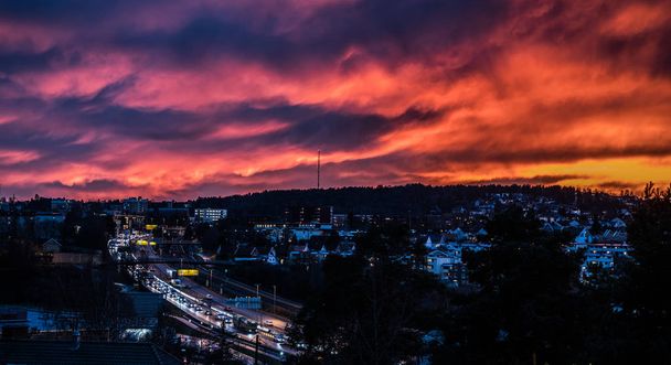 Auringonlasku Oslossa
 - Valokuva, kuva