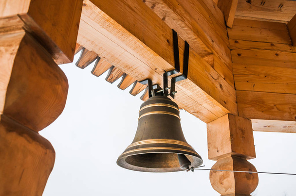 Nuevo campanario en el campanario de una iglesia de madera
 - Foto, imagen
