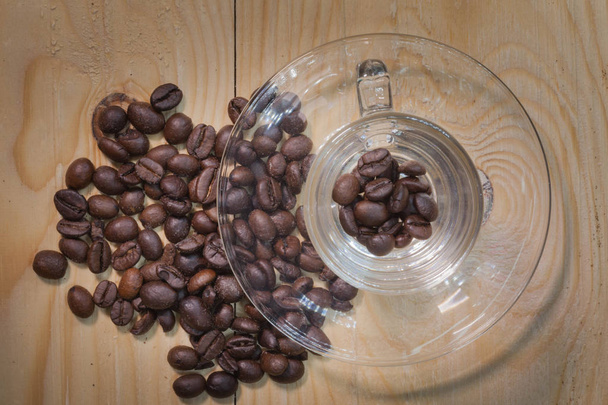 pohled na kávové boby v průhledném šálku - Fotografie, Obrázek
