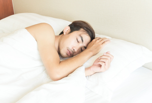 Крупный план человек спит на кровати, здравоохранение и медицинская концепция, избирательный фокус
 - Фото, изображение