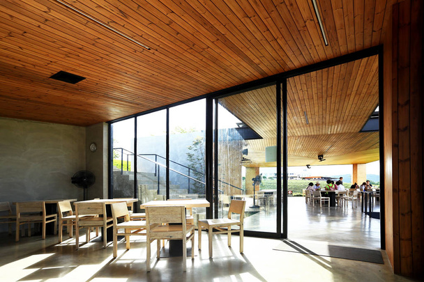 Σύγχρονη αρχιτεκτονική με μέταλλο και ξύλο - Φωτογραφία, εικόνα