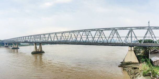"ミャンマー・ヤンゴンのバイント・ナウン橋(1号)。1月-2018。「バイント・ナウン」は古代ミャンマーの王. - 写真・画像