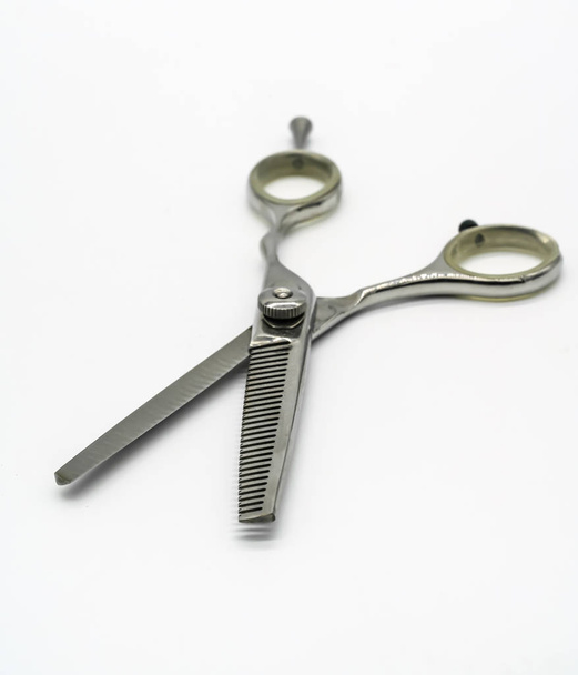 Ножницы для стрижки волос изолированы на белом
  - Фото, изображение