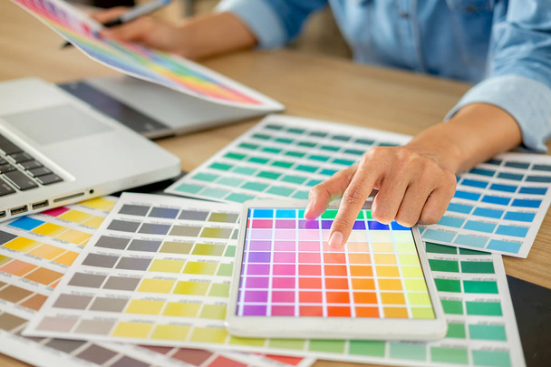 Design grafico e tamponi e penne a colori su una scrivania. Architectu
 - Foto, immagini